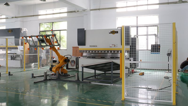 Máy Chấn Gấp Tấm Kết Hợp Robot Cố Định